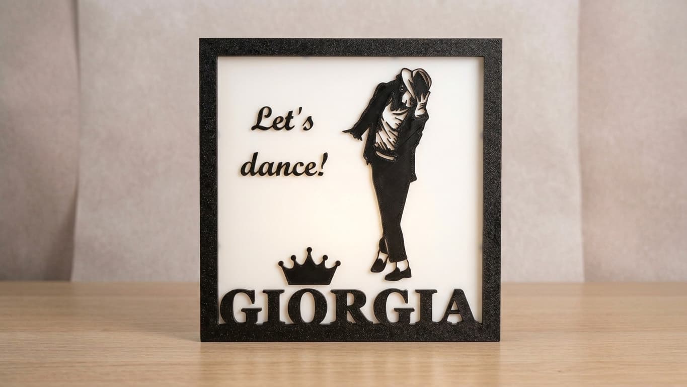 Quadretto 3D con illustrazione a tema danza e il nome "Giorgia" stampato in 3D sulla cornice, per renderlo riutilizzabile con altre foto